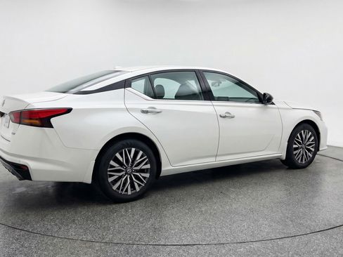 Used 2025 Nissan Altima 2.5 SV image 9
