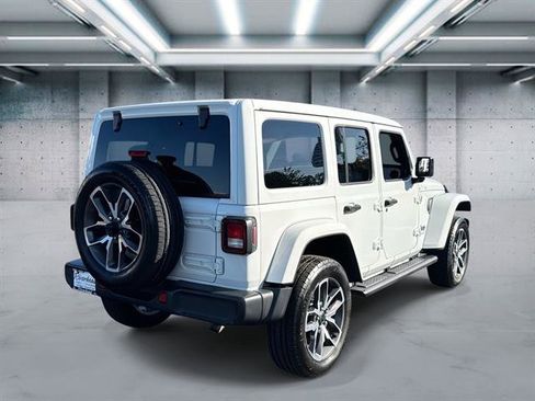 Used 2024 Jeep Wrangler Unlimited image 4