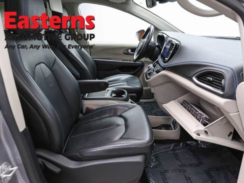 Used 2021 Chrysler Pacifica Touring-L FWD image 25