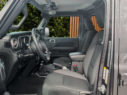 Used 2018 Jeep Wrangler Unlimited Sahara AWD/4WD image 20
