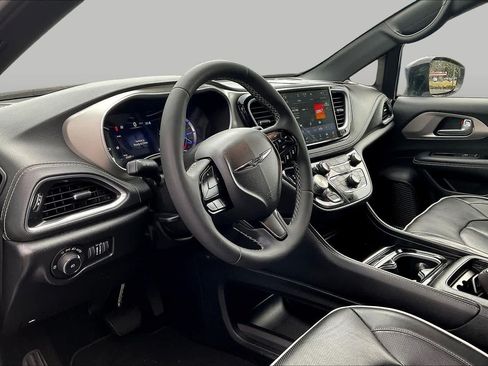 Used 2024 Chrysler Pacifica Premium FWD image 18
