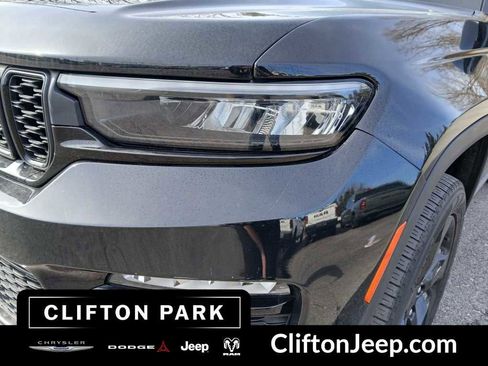 Used 2023 Jeep Grand Cherokee Limited w/ Black Appearance Package image 7