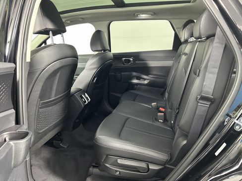 Used 2025 Kia Sorento S w/ Panoramic Sunroof Package image 11