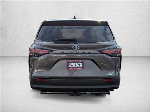 Used 2021 Toyota Sienna XLE image 6