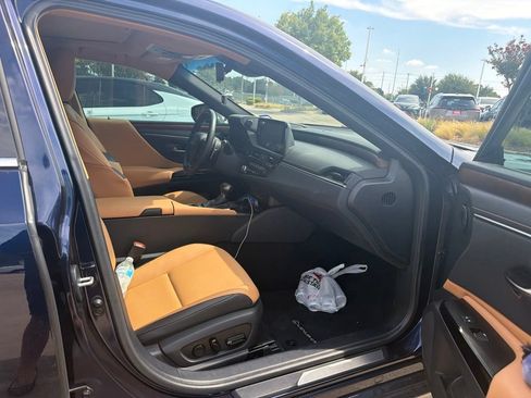 Used 2025 Lexus ES 300h w/ Premium Package FWD image 18