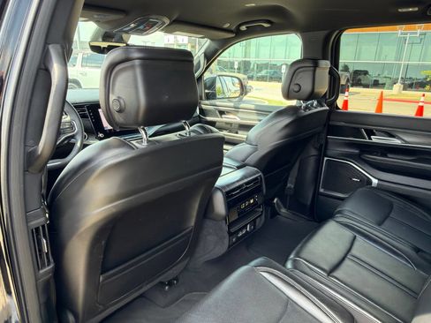Used 2024 Jeep Wagoneer L Series II RWD image 16