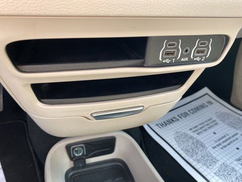 Used 2023 Chrysler Pacifica Touring-L image 30