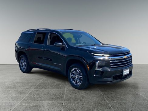 Used 2025 Chevrolet Traverse LT FWD image 7