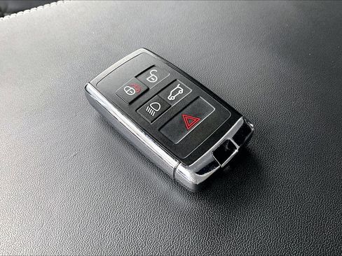 Used 2024 Land Rover Discovery Metropolitan Edition image 10