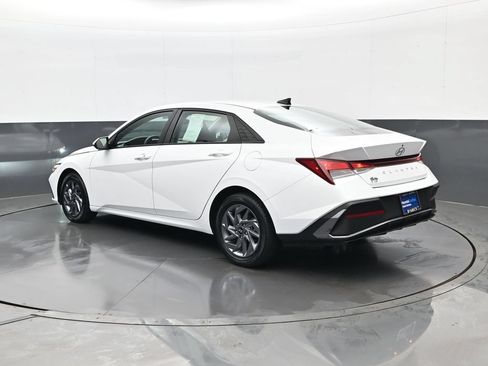 Certified 2024 Hyundai Elantra SEL FWD image 8
