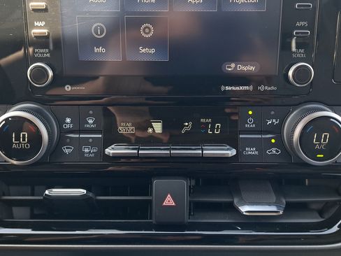 Used 2021 Toyota Highlander XLE AWD/4WD image 21