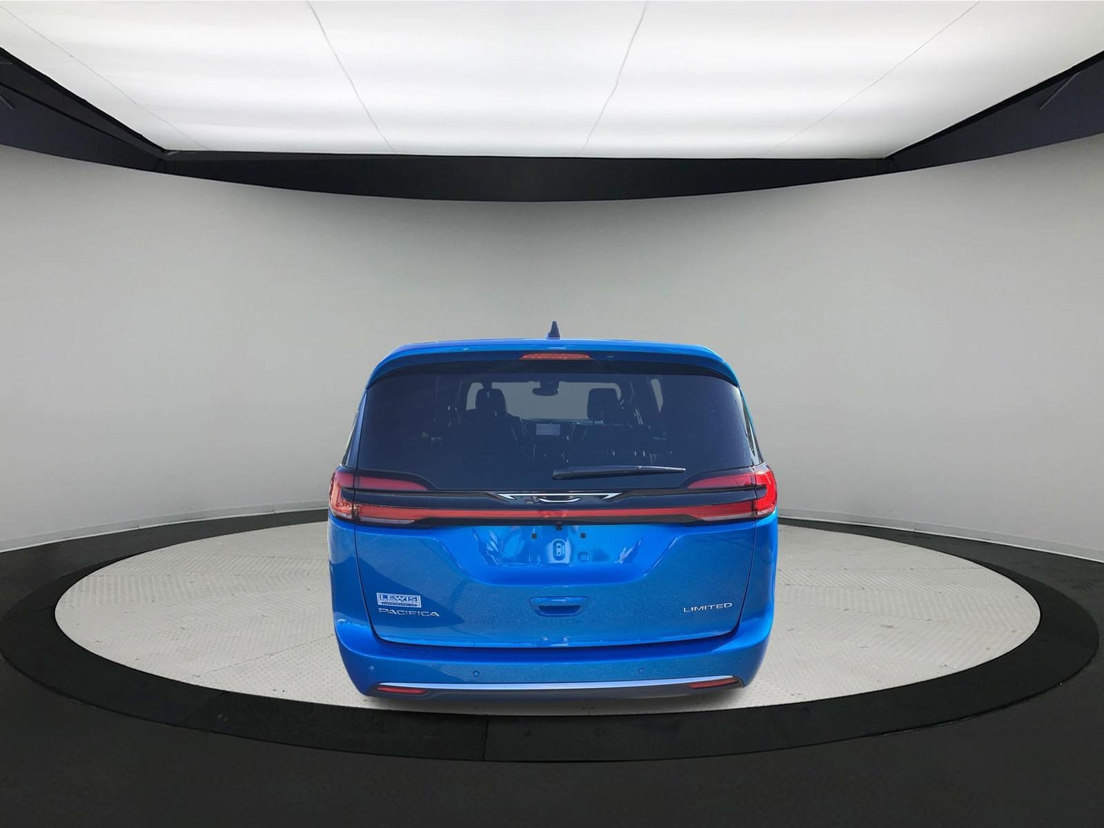 Used 2027 Chrysler Pacifica Limited FWD image 7