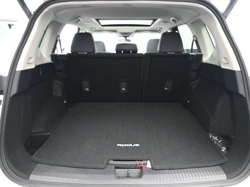 Used 2024 Nissan Rogue SV w/ SV Premium Package image 12