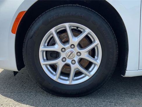 Used 2022 Chrysler Pacifica Touring-L FWD image 25