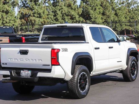 Certified 2025 Toyota Tacoma TRD Off-Road AWD/4WD image 7
