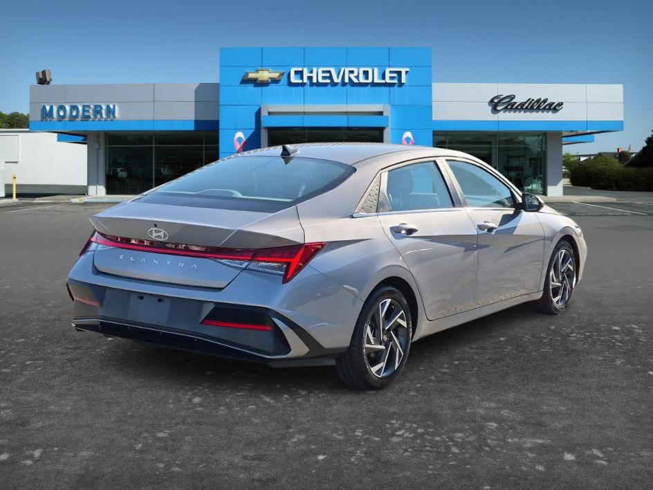 Used 2025 Hyundai Elantra SEL FWD image 5