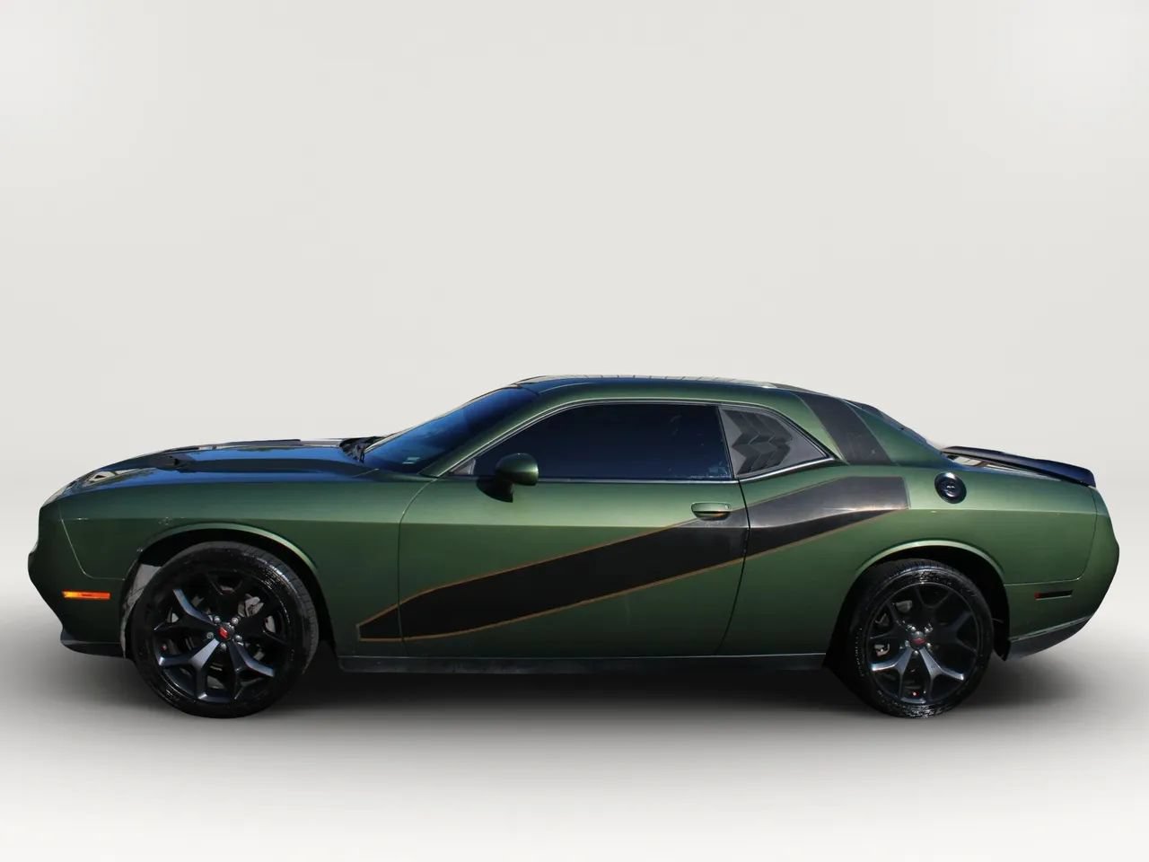 Used 2020 Dodge Challenger SXT w/ Blacktop Package RWD image 4