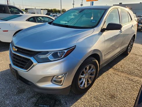 Used 2018 Chevrolet Equinox LS FWD image 3