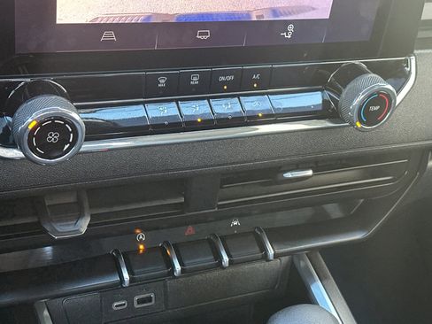 Used 2025 Chevrolet Colorado W/T image 18