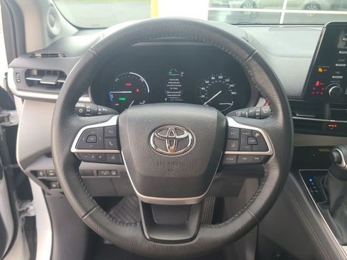Used 2023 Toyota Sienna XLE image 18