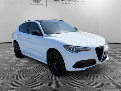 Used 2022 Alfa Romeo Stelvio Veloce image 3