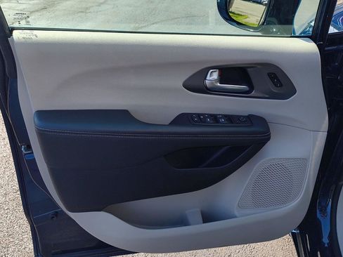 Used 2024 Chrysler Pacifica Touring-L FWD image 4