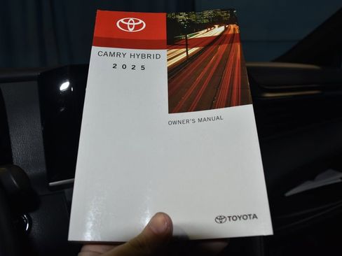 Used 2025 Toyota Camry SE image 10