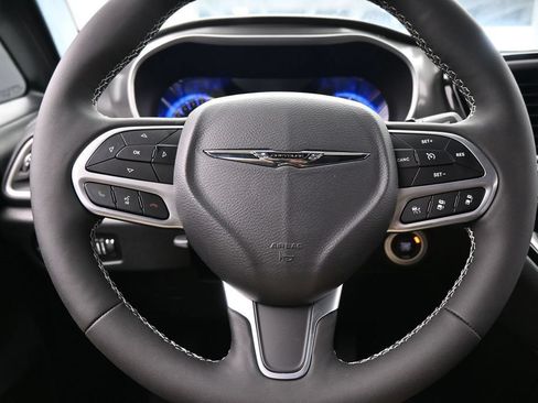 Used 2025 Chrysler Pacifica Select FWD image 21