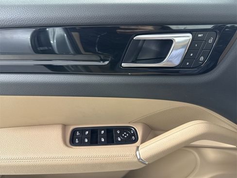 Certified 2023 Porsche Cayenne Platinum Edition image 34