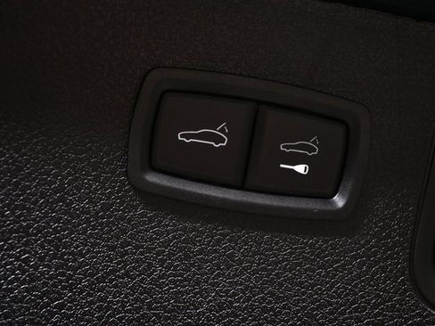 Certified 2025 Porsche Macan image 32