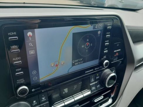 Used 2021 Toyota Highlander XLE AWD/4WD image 22
