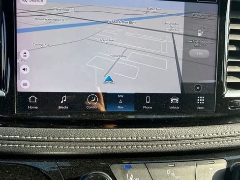 Used 2023 Chrysler Pacifica Limited w/ Uconnect Theater Family Group FWD image 7