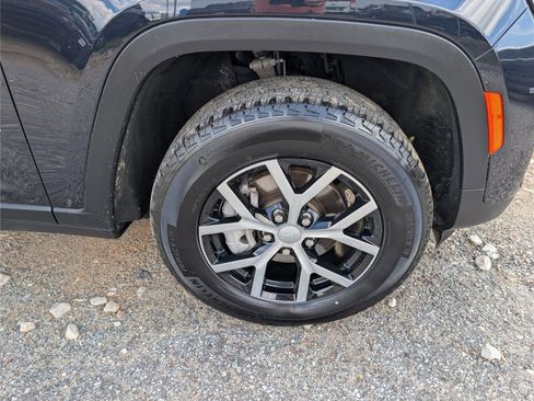 Used 2024 Jeep Grand Cherokee Limited w/ Luxury Tech Group II image 9