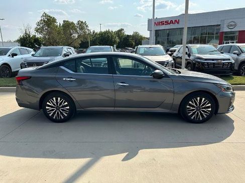 Certified 2025 Nissan Altima 2.5 SV FWD image 5