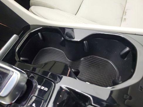 Certified 2025 Volvo XC40 B5 Plus image 33