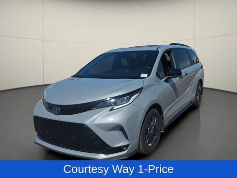 Used 2025 Toyota Sienna XSE AWD/4WD image 4