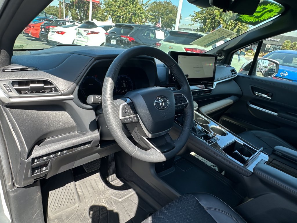 Used 2025 Toyota Sienna Platinum AWD/4WD image 20