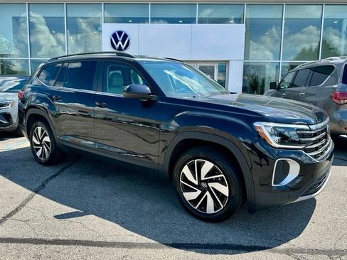 Certified 2025 Volkswagen Atlas SE FWD image 1