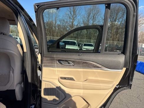 Used 2022 Jeep Grand Cherokee Limited w/ Luxury Tech Group II image 33