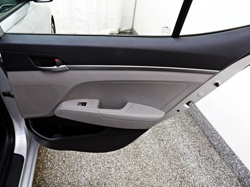 Used 2017 Hyundai Elantra SE image 12