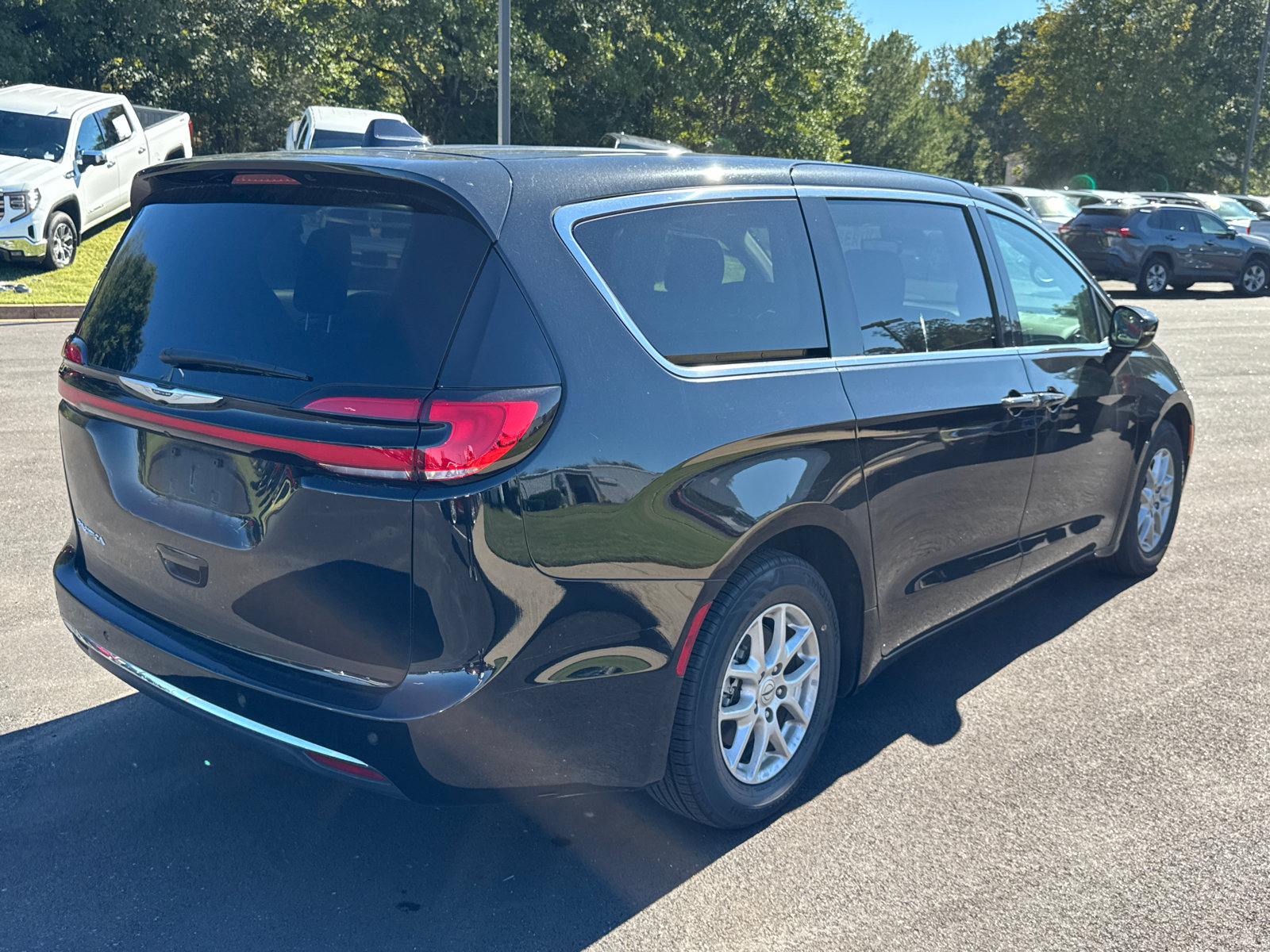 Used 2024 Chrysler Pacifica Touring-L FWD image 5