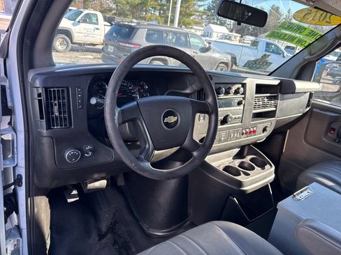 Used 2015 Chevrolet Express 2500 RWD image 3