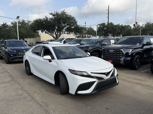 Used 2022 Toyota Camry SE w/ Convenience Package FWD image 3