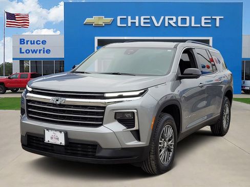 Used 2024 Chevrolet Traverse LT FWD image 1
