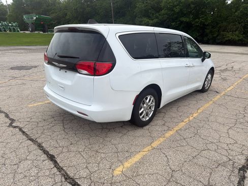 Used 2022 Chrysler Voyager LX FWD image 5