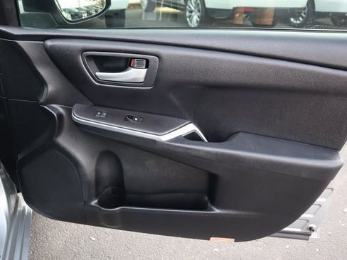 Used 2017 Toyota Camry SE image 16