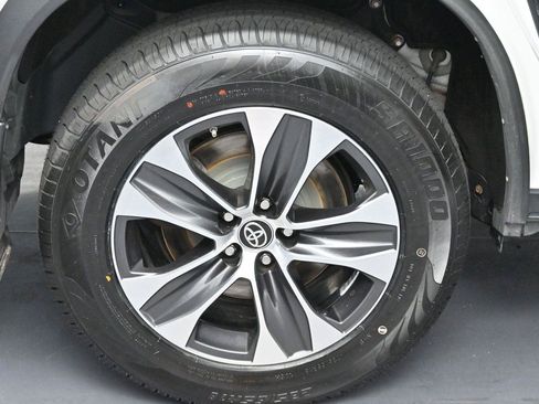 Used 2022 Toyota Highlander XLE AWD/4WD image 39