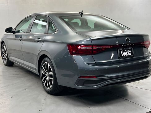 Used 2025 Volkswagen Jetta SE FWD image 3