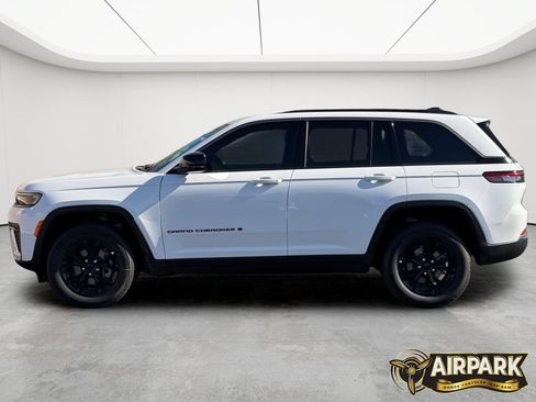 New 2026 Jeep Grand Cherokee Altitude AWD/4WD image 8