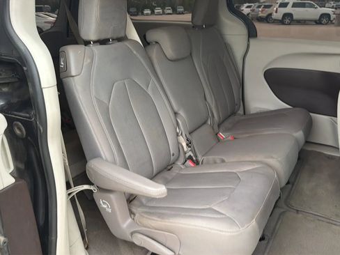 Used 2017 Chrysler Pacifica Touring image 73